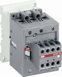 Grauer ABB-Elektroschalter mit mehreren Schraubklemmen, gezeigt vor weißem Hintergrund.
