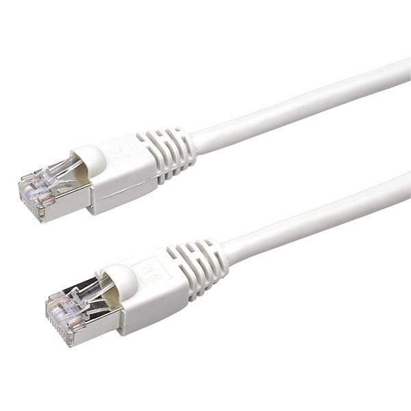 Zwei weiße Ethernet-Kabel mit RJ45-Steckern auf einem einfachen weißen Hintergrund.