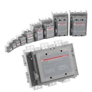 Array von grauen elektrischen Steuermodulen in verschiedenen Größen, angeordnet vom Kleinen zum Großen, mit einer großen Einheit im Vordergrund.