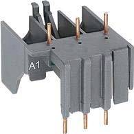 Grauer elektronischer Steckverbinder mit mehreren Kupferstiften und der Bezeichnung „A1" auf der Seite.