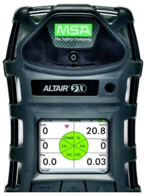 MSA ALTAIR 5X Gasdetektor zeigt einen Live-Bildschirm mit vier Gasmessungen, einschließlich 20,8 und 0,03, sowie ein grünes Sensorzustand-Rad.