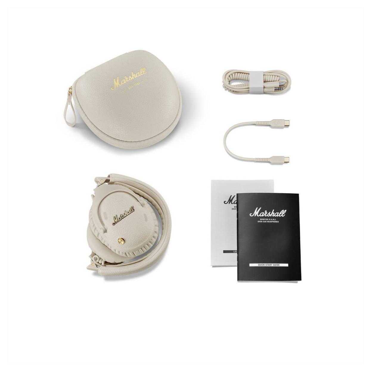 Beige Marshall Transportkoffer mit aufgerolltem Kabel, kurzem USB-Kabel und zwei Broschüren auf weißem Hintergrund.