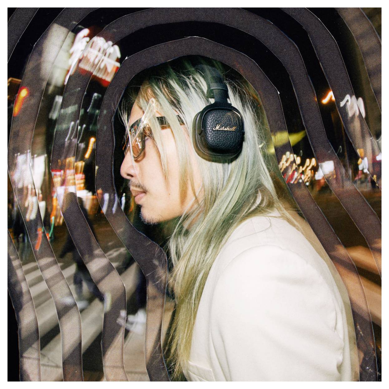 Seitenprofilporträt einer Person mit langen blonden Haaren, Brille und Kopfhörern, vor einem unscharfen Nacht-Stadt-Hintergrund mit welligem reflektivem Overlay dargestellt.