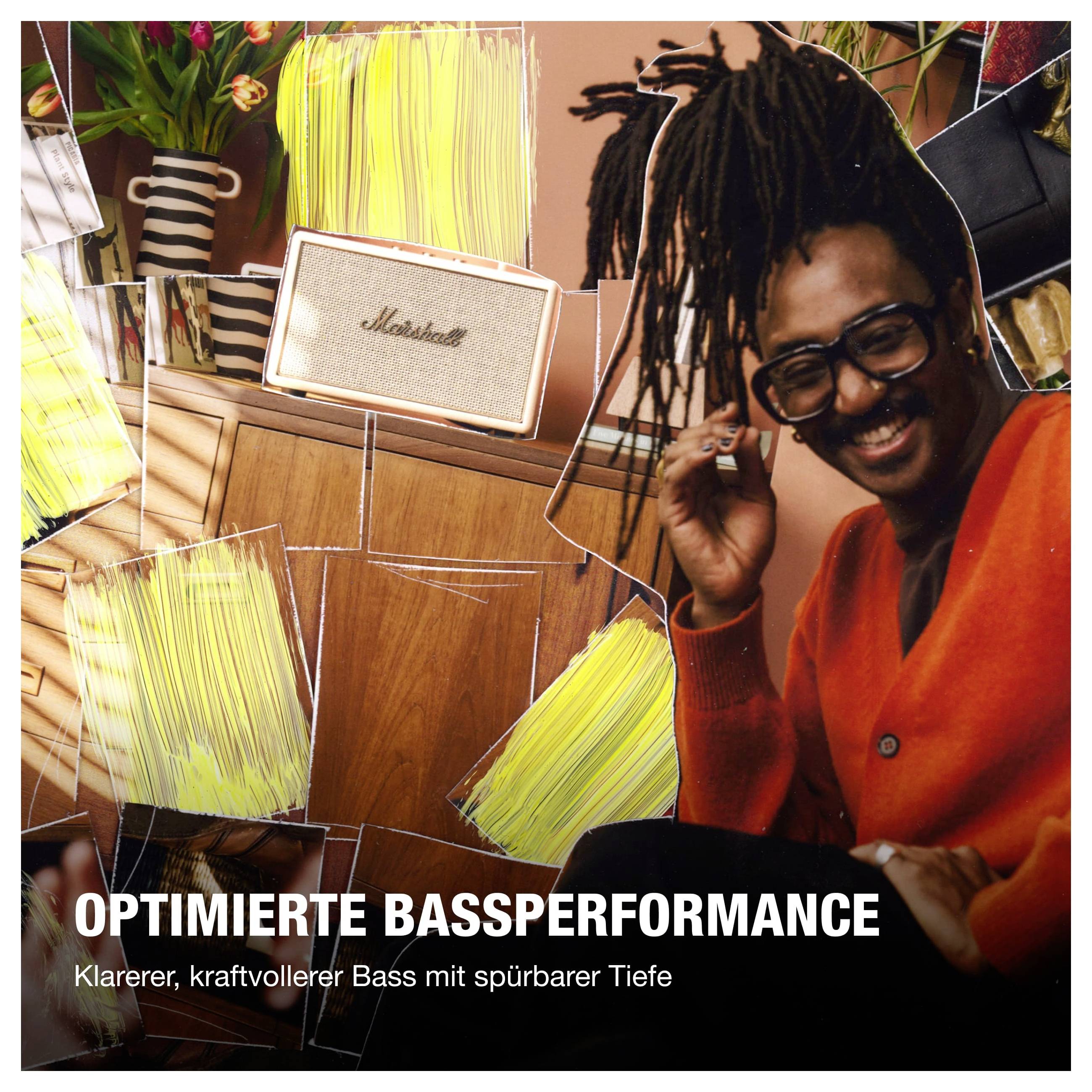 Werbebild mit lächelndem Mann in orangefarbener Strickjacke vor Marshall-Lautsprecher; Text: 'OPTIMIERTE BASSPERFORMANCE' und 'Klarerer, kraftvollerer Bass mit spürbarer Tiefe'.