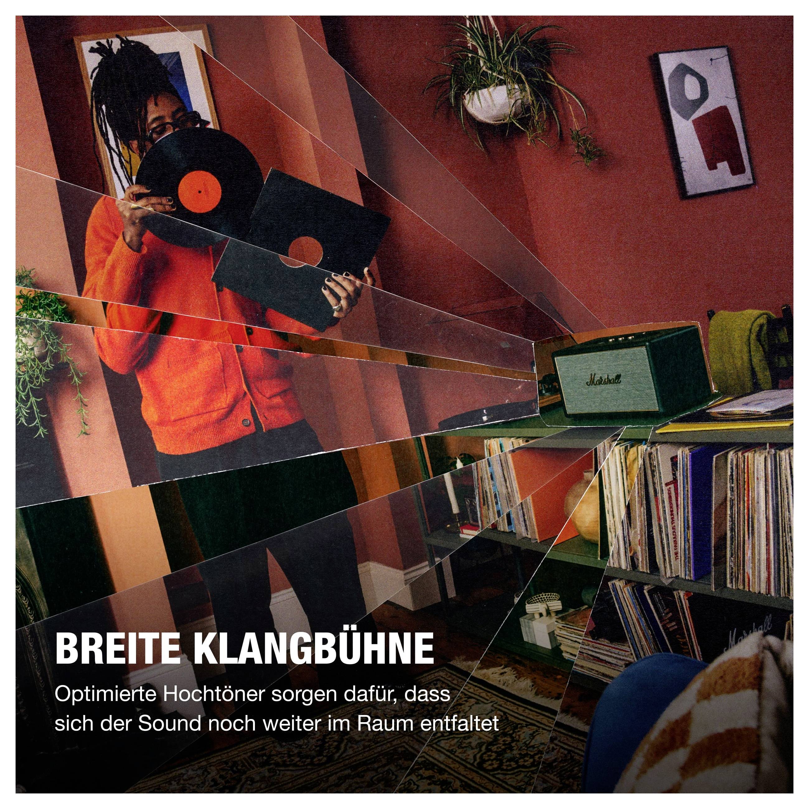 Person hält Schallplatten in einem Zimmer; Text: 'BREITE KLANGBÜHNE' und 'Optimierte Hochtöner sorgen dafür, dass sich der Sound noch weiter im Raum entfaltet'.