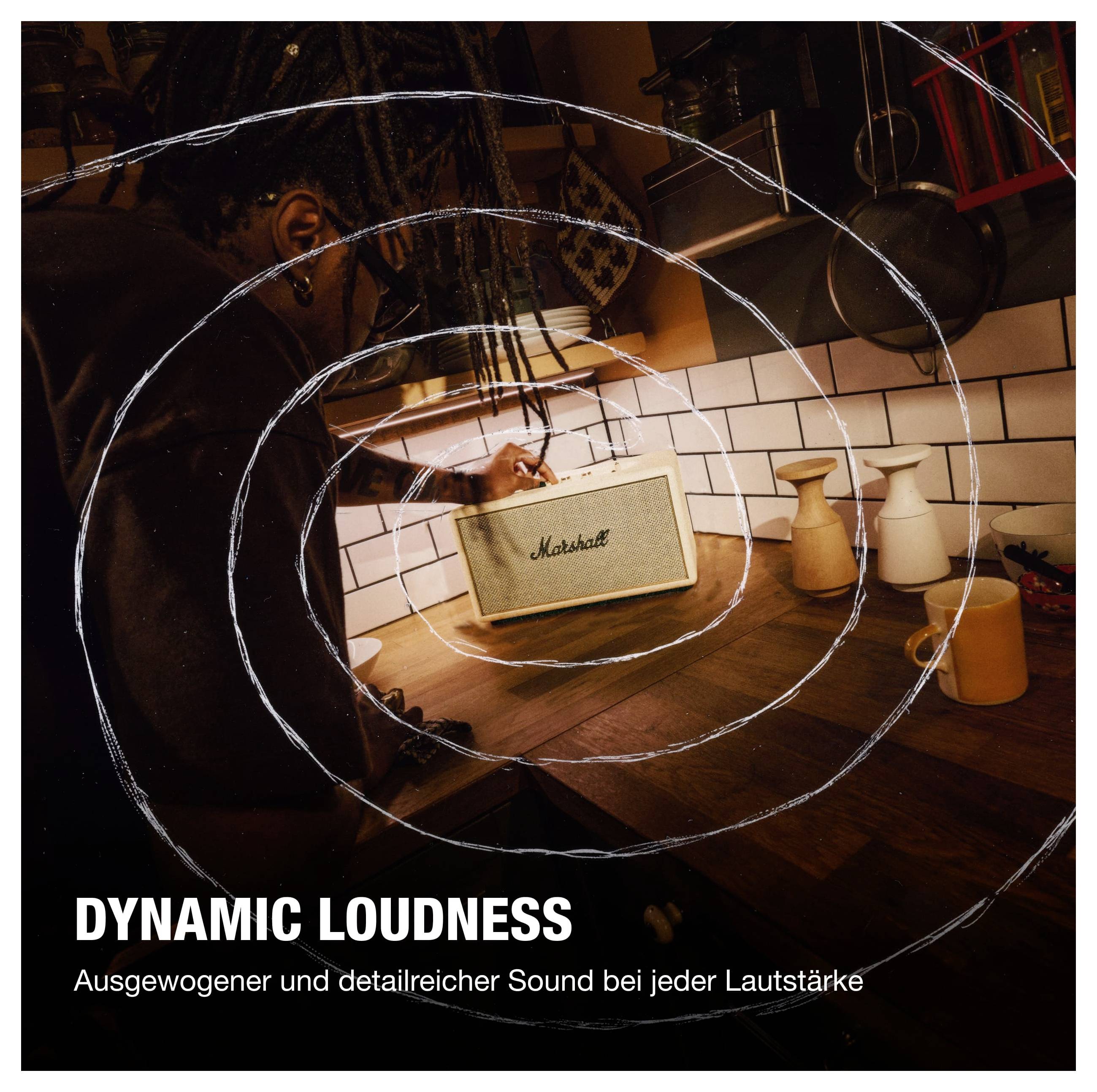 Werbung für einen Marshall-Lautsprecher in einer Küche; Text: 'DYNAMIC LOUDNESS' und 'Ausgewogener und detailreicher Sound bei jeder Lautstärke'.