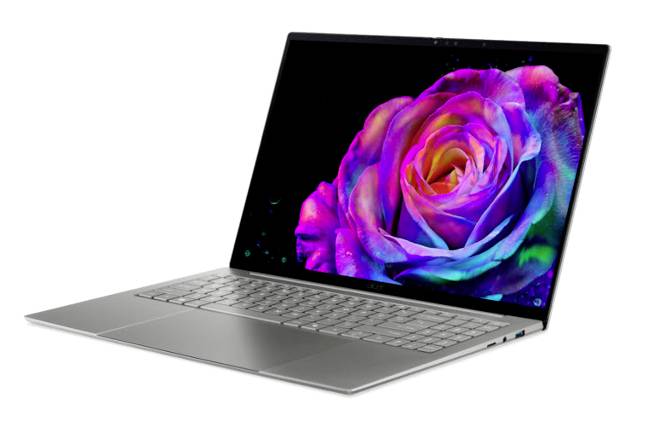 Silberner Laptop offen in schräger Position auf weißem Hintergrund, zeigt eine leuchtend bunte Rose auf dem Bildschirm.