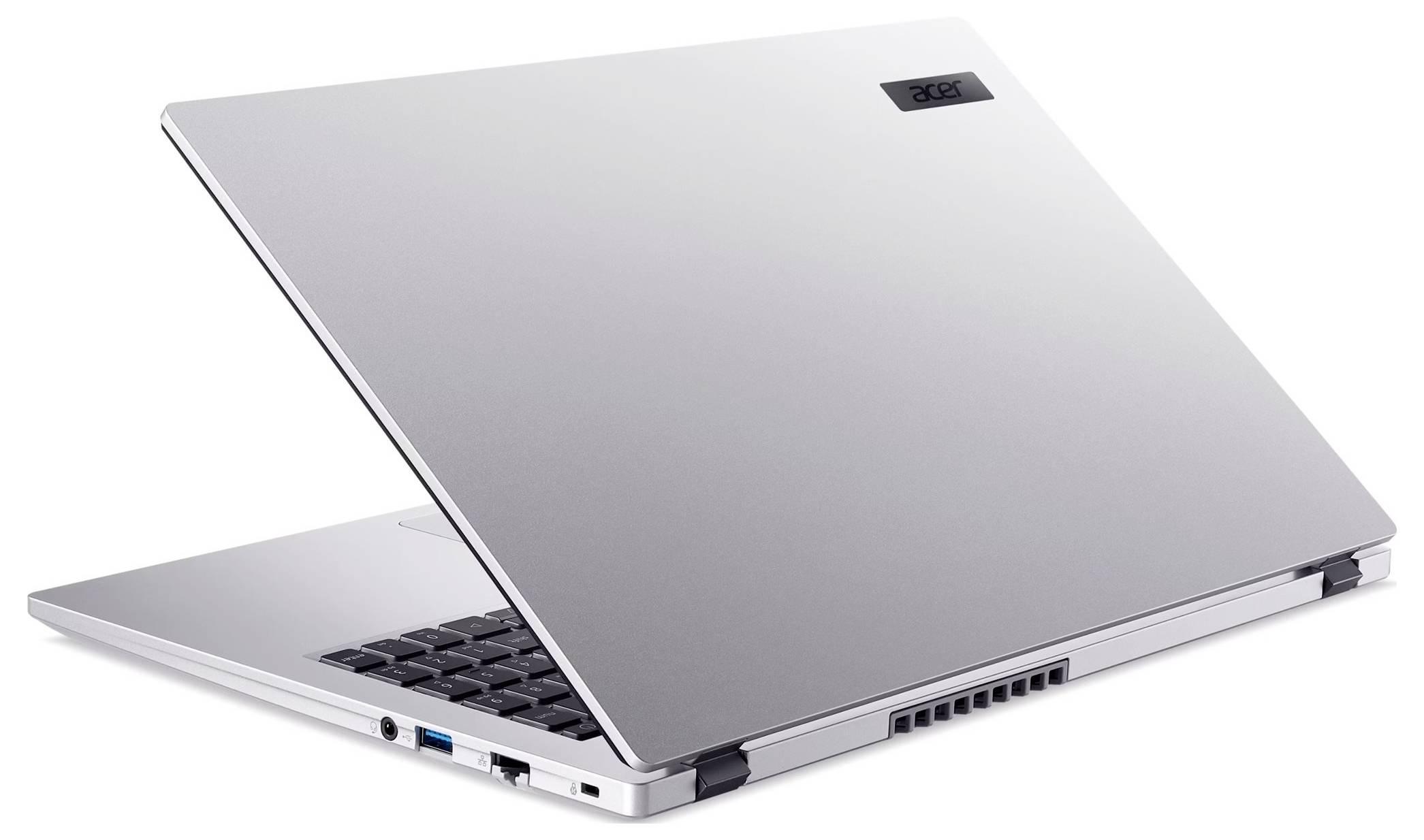 Silberner Laptop, teilweise geöffnet, zeigt Tastatur, seitliche Anschlüsse und Lüftungsschlitze auf weißem Hintergrund.