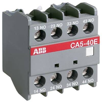 ABB CA5-40E Hilfsschalterblock mit vier normalerweise offenen Anschlüssen mit den Bezeichnungen 13-14, 23-24, 33-34 und 43-44.