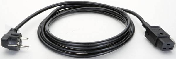 Schwarzes Stromverlängerungskabel, aufgerollt mit einem zweipoligem Stecker an einem Ende und einer dreipoligen Steckdose am anderen Ende.