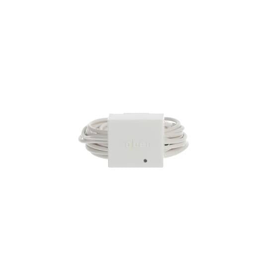 Weißes aufgewickeltes Kabel mit einem kleinen quadratischen Inline-Modul auf weißem Hintergrund.