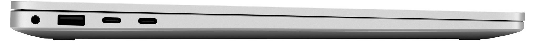Seitenansicht eines geschlossenen silbernen Laptops, der die Vorderkante zeigt, mit einem zentrierten USB-C-Anschluss und einem kleinen Schlitz auf der linken Seite.