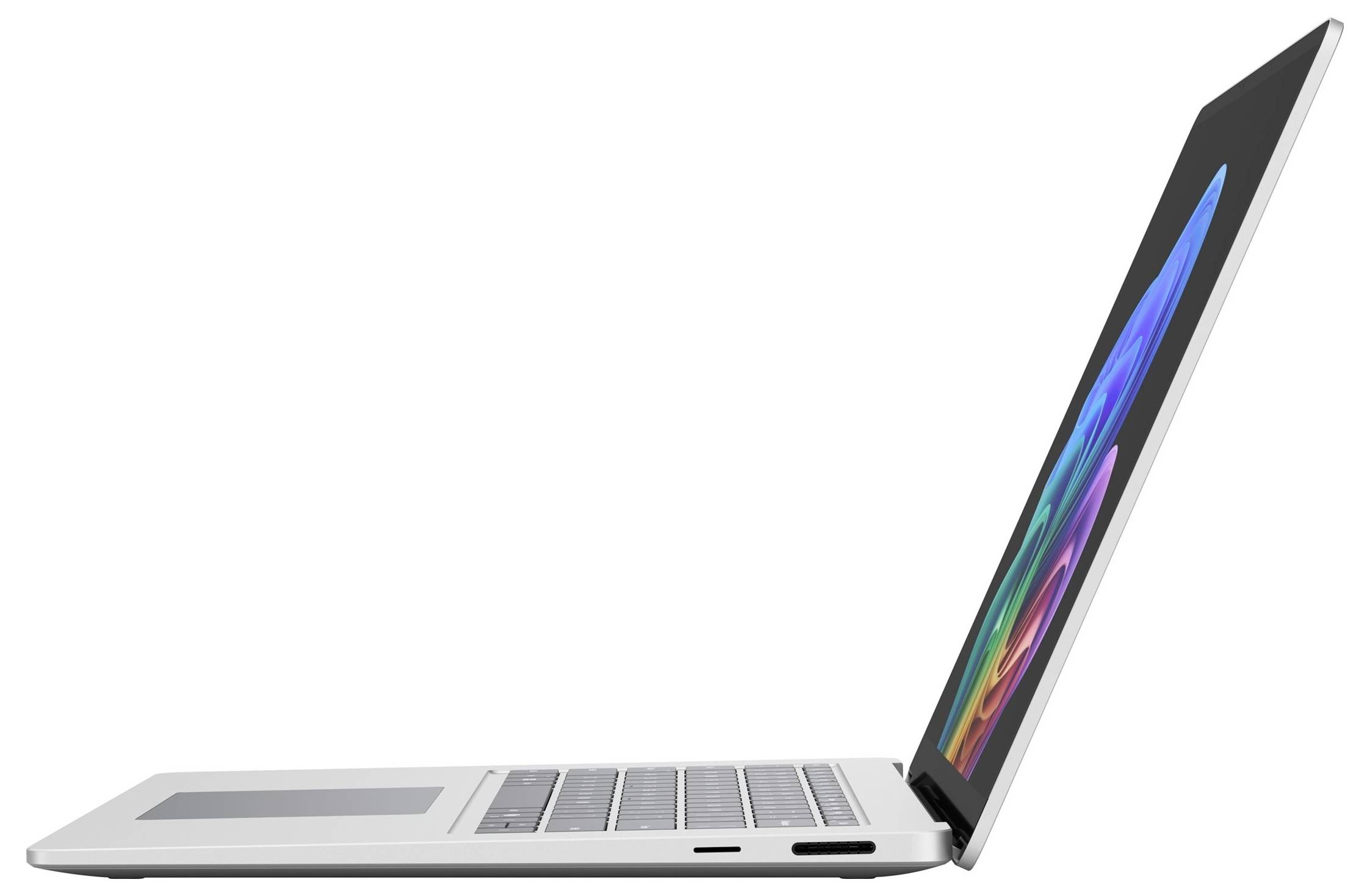 Seitenansicht eines dünnen silbernen Laptops, der etwa 90 Grad geöffnet ist und die Tastatur, Anschlüsse und einen farbenfrohen Bildschirm auf weißem Hintergrund zeigt.
