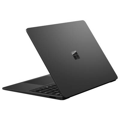 Zugeklappter schwarzer Microsoft-Laptop in einer Schrägansicht auf weißem Hintergrund, wobei die Tastatur teilweise sichtbar ist.