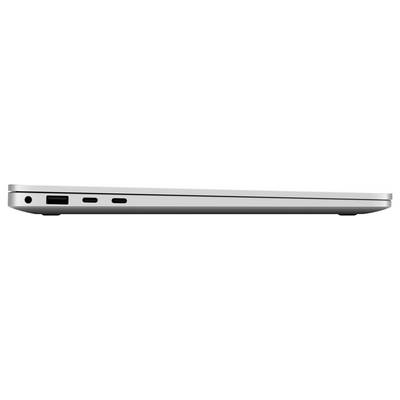 Seitenansicht eines schlanken silbernen Laptops, die die Kante mit Anschlüssen und einer schwarzen Basis vor weißem Hintergrund zeigt.