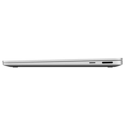 Nahaufnahme der Seitenkante eines silbernen Laptops, die zwei Anschlüsse und ein dünnes Profil zeigt.