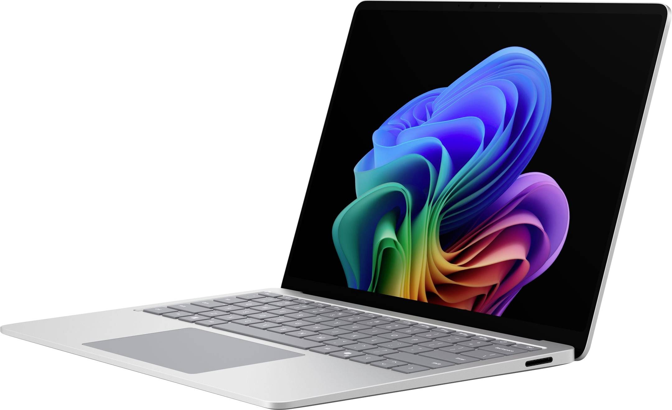 Silberner Laptop mit einem farbenfrohen abstrakten blumenähnlichen Hintergrundbild auf dem Bildschirm, geöffnet auf weißem Hintergrund dargestellt.