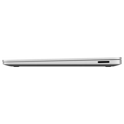 Seitenansicht eines silbernen Laptops, die die dünne geschlossene Unterseite und die vordere Kante zeigt.