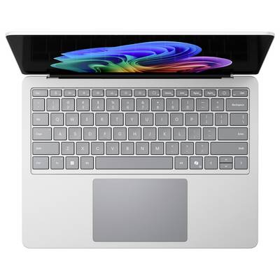 Draufsicht auf einen offenen silbernen Laptop mit grauer Tastatur und großem Trackpad, auf dem ein bunter abstrakter Bildschirm zu sehen ist.
