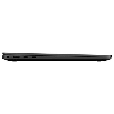 Seitenansicht eines geschlossenen schwarzen Laptops, die die dünne Basis mit Anschlüssen und Lüftungsöffnungen entlang der Kante zeigt.