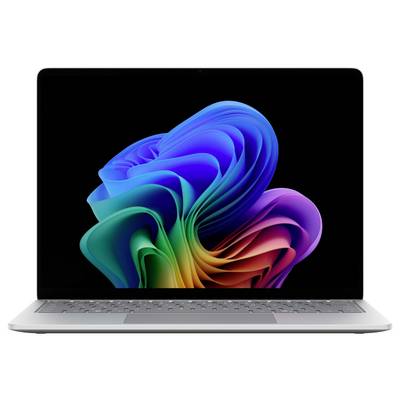 Silberner Laptop offen, zeigt eine farbenfrohe abstrakte blumenähnliche Tapete auf einem schwarzen Bildschirm.