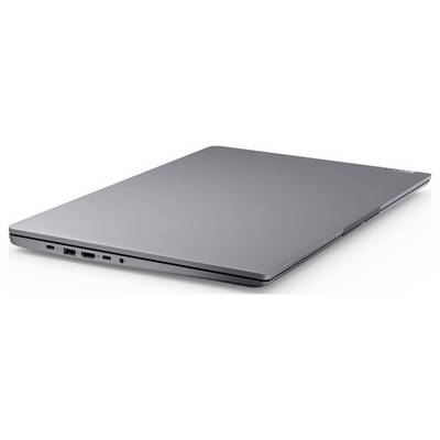 Geschlossener silberner Laptop aus einem Winkel betrachtet, der sein schlankes Profil und die Seitenports auf weißem Hintergrund zeigt.