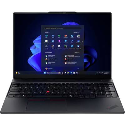 Offener Laptop, der den Windows 11-Desktop und das Startmenü anzeigt, mit sichtbarer Tastatur und Trackpad.