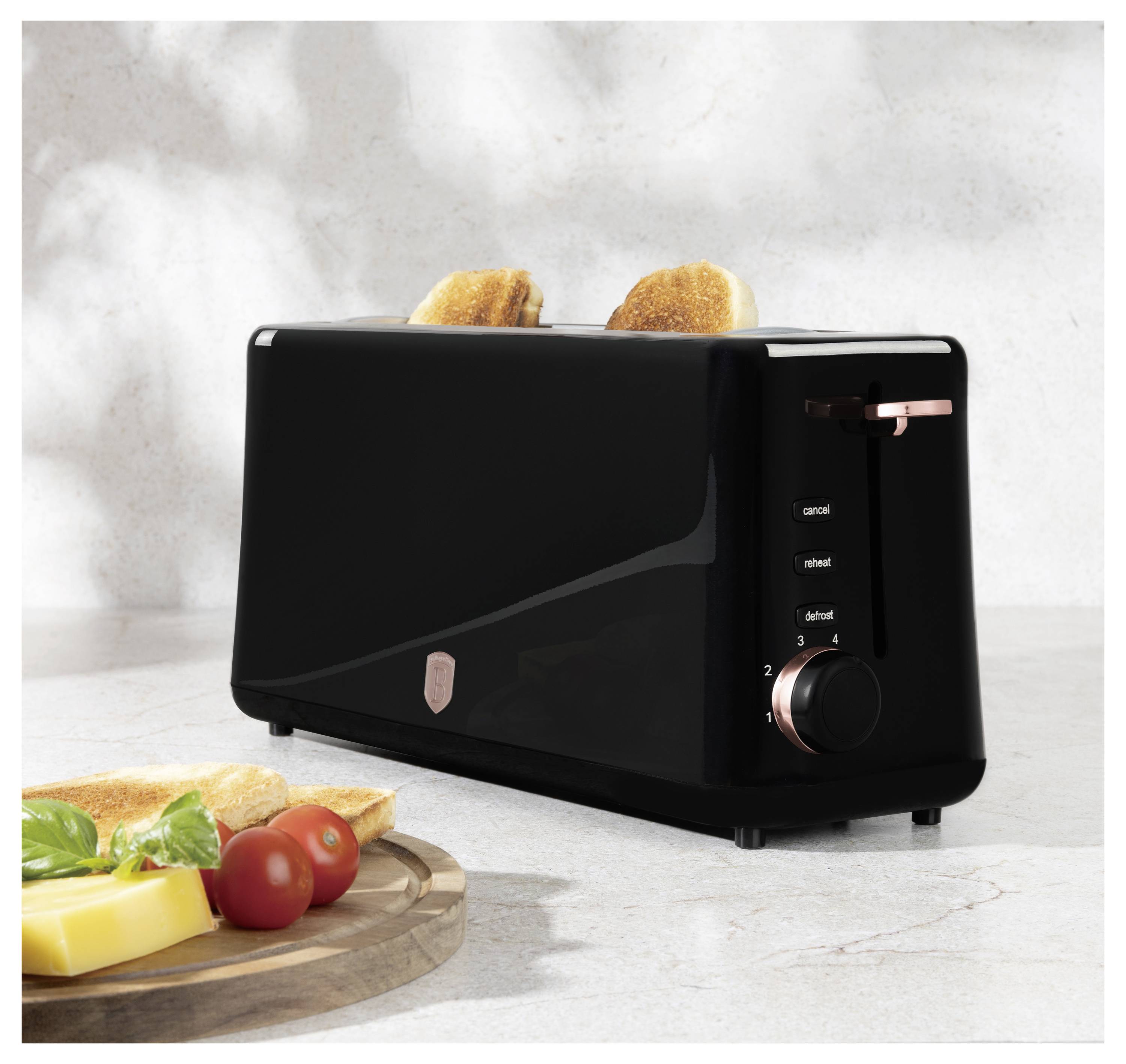 Schwarzer Zwei-Scheiben-Toaster mit herauspopendem Toast, neben einem Holzbrett mit Käse, Basilikum und Kirschtomaten auf einer hellen Arbeitsfläche.