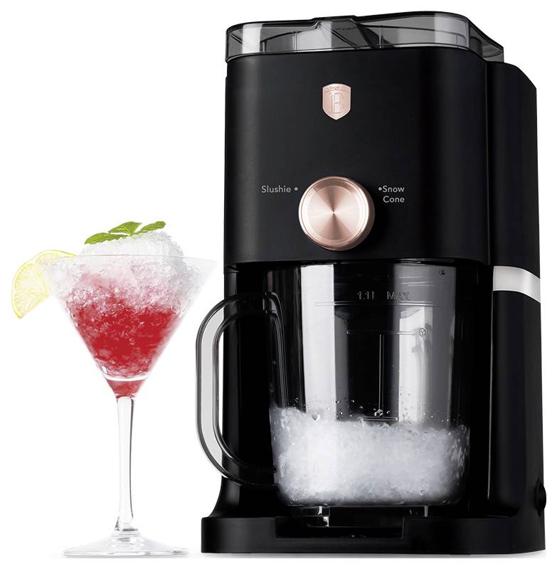 Schwarze Slushie-Maschine mit der Beschriftung "Slushie" und "Snow Cone" neben einem roten gefrorenen Getränk in einem Martiniglas mit Zitrus- und Minzgarnitur.
