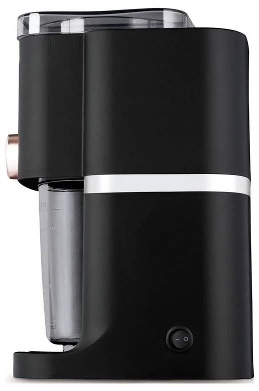 Schwarze Filterkaffeemaschine mit durchsichtigem Wasserbehälter und wiederverwendbarem Becher, in Seitenansicht auf weißem Hintergrund dargestellt.