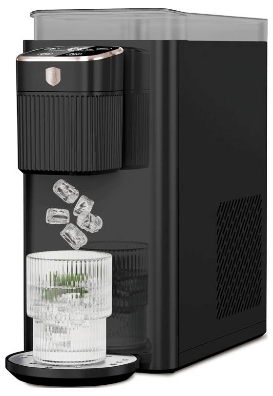 Schwarze Arbeitsplatten-Eismaschine mit einem Glas Wasser und Eiswürfeln auf dem vorderen Tablett, das die automatische Eisdosierung in ein Getränk zeigt.