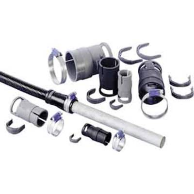 Sortierte Rohrkupplungen für Sanitäranlagen, Adapter und Schellenfittings, die um ein weißes Rohr auf weißem Hintergrund angeordnet sind.