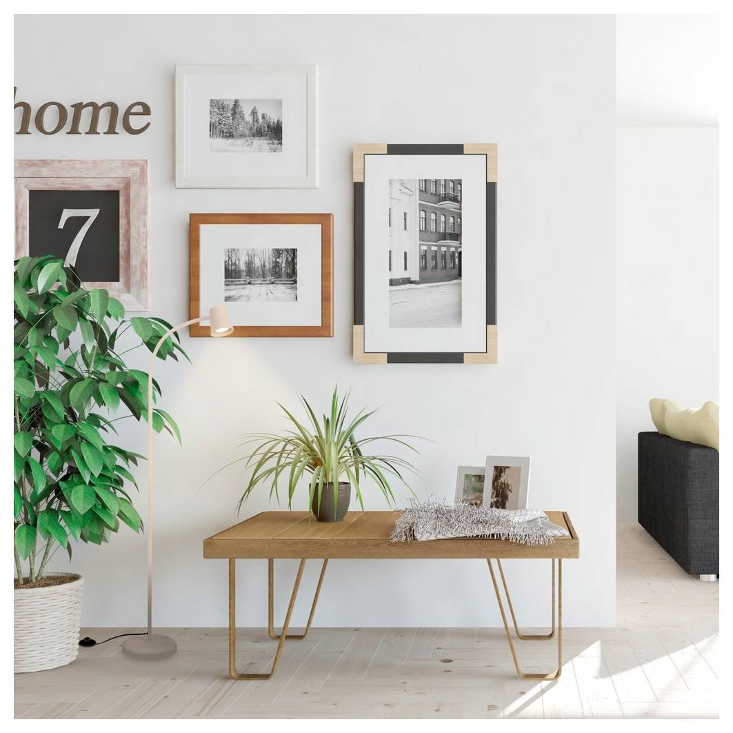 Helles Wohnzimmer mit einer Holzbank, Topfpflanzen und Wandkunst im Rahmen, einschließlich eines sichtbaren Drucks mit der Ziffer „7" und teilweisem „home"-Text.