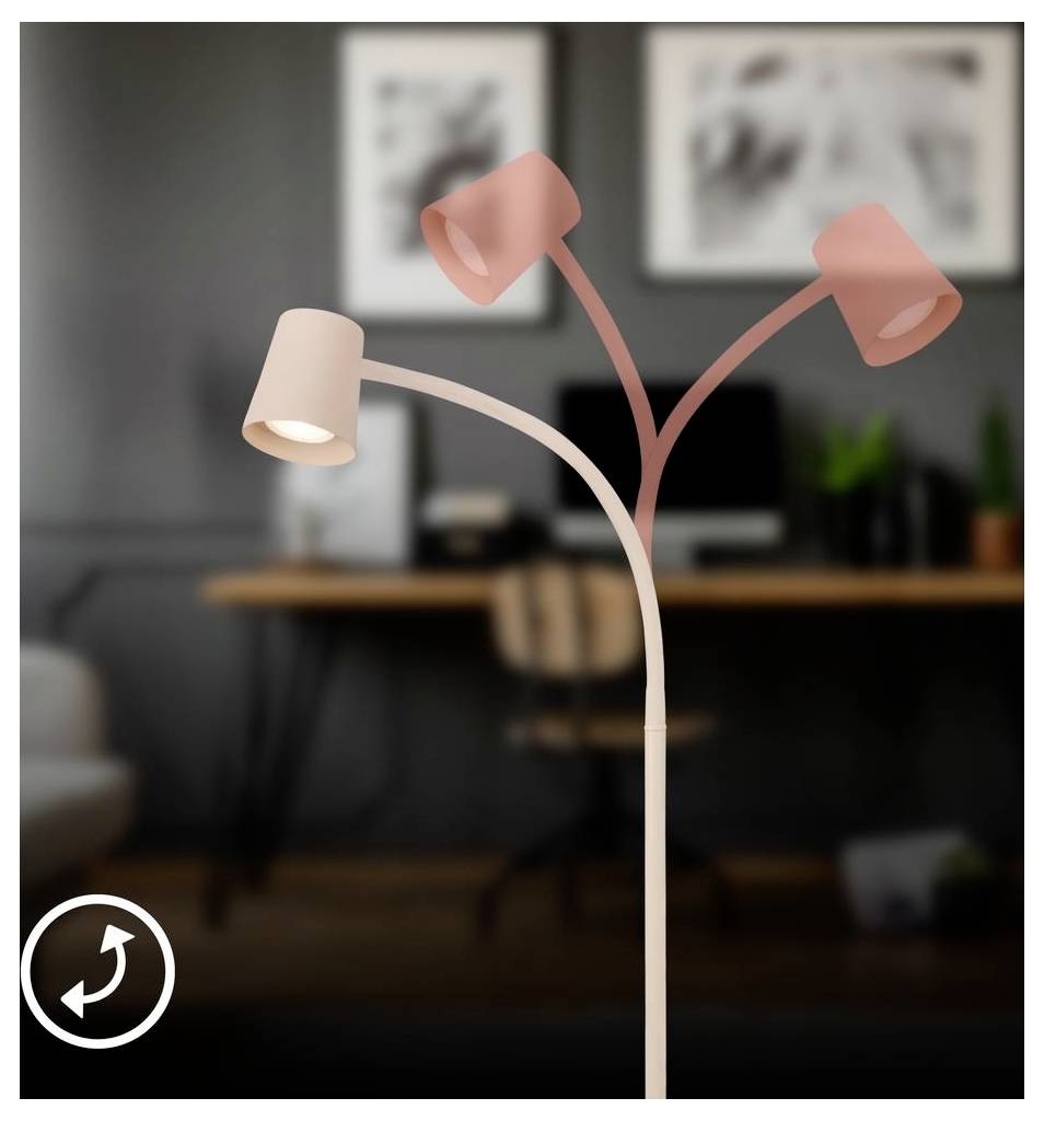 Modernes dreibrenniges Stehenlicht mit rosa und roséfarbenen Lampenschirmen in einem Homeoffice, vor einem unscharfen Hintergrund mit Schreibtisch und Stuhl.