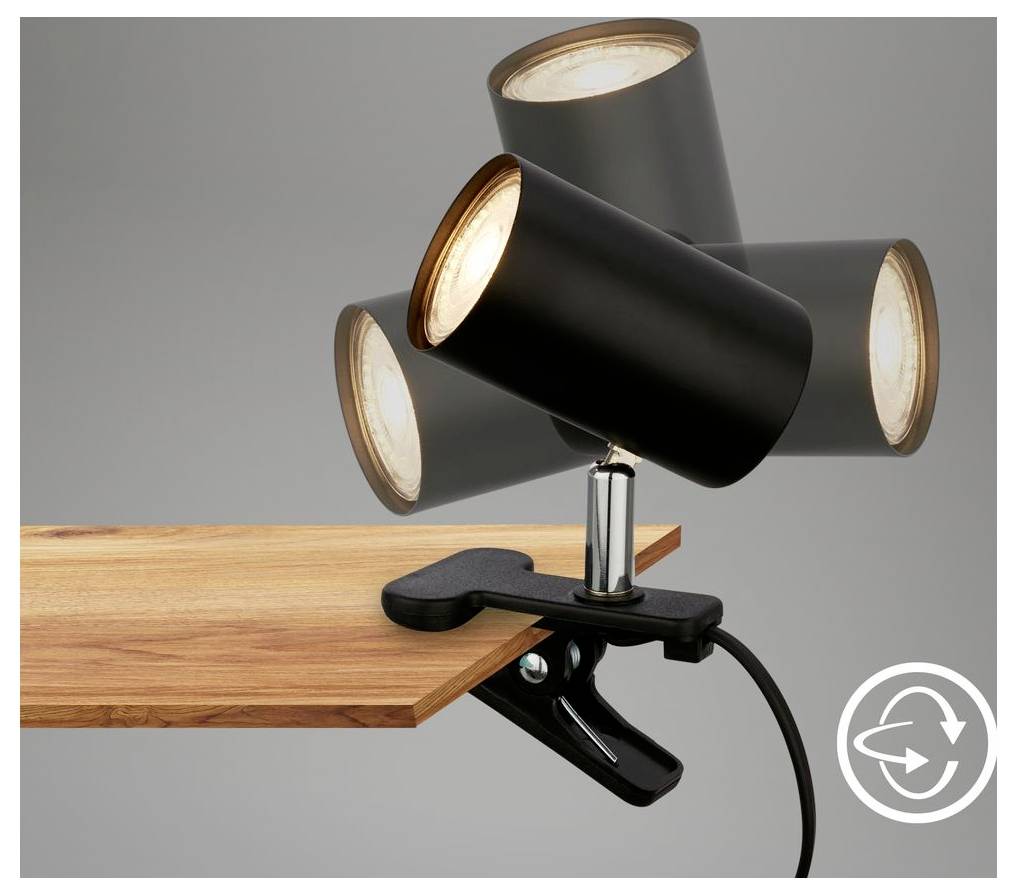 Schwarze Klemmleuchte mit vier verstellbaren Lampenkopfen, die an der Kante eines Holzregals befestigt ist, mit Stromkabel und Rotationssymbol.