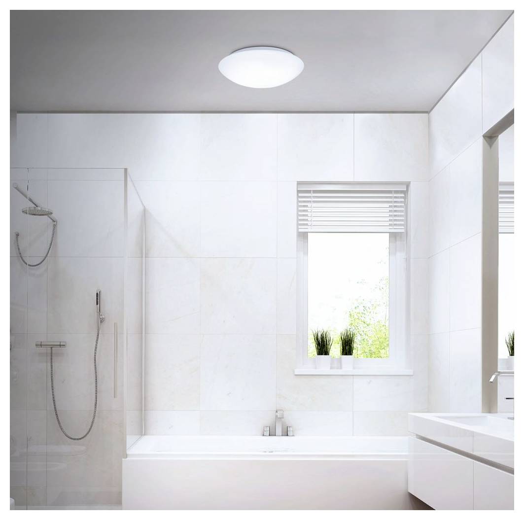 Helles minimalistisches Badezimmer mit einer Badewanne, Glasdusche, Fensterjalousien und weißen Fliesenwänden.