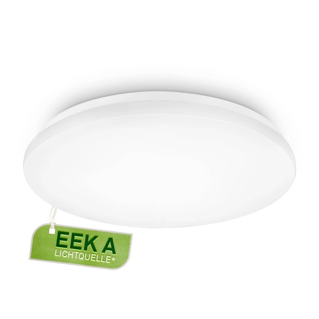 Weiße runde Deckenleuchte mit einem hängenden grünen Etikett mit der Aufschrift "EEK A LICHTQUELLE+" zur Anzeige der Energieeffizienz.