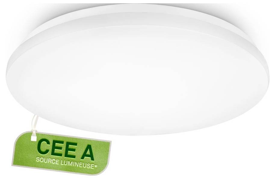 Eine weiße Deckenleuchte mit einem grünen Anhängeetikett, auf dem „CEE A" und „SOURCE LUMINEUSE*" steht.