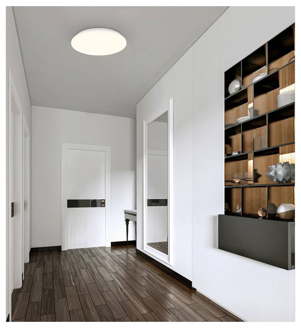 Minimalistischer Flur mit dunklen Holzböden, weißen Wänden, einem großen Wandspiegel, einem kleinen Tisch und eingebauten Regalen, die Geschirr und Dekorationen halten.
