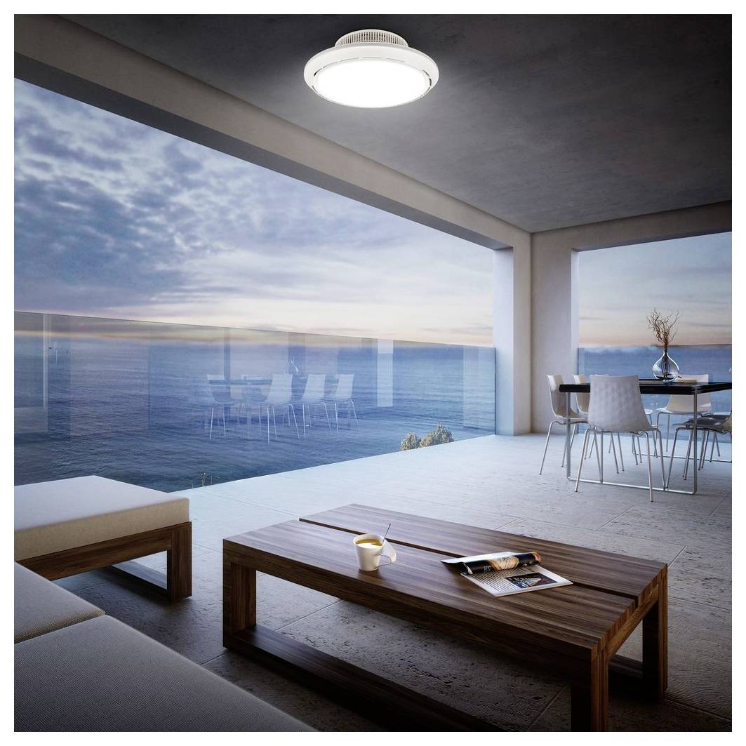 Modernes Wohnzimmer direkt am Meer mit raumhoher Öffnung zum Meer, bestehend aus Sofa, niedrigem Couchtisch und Essbereich bei Sonnenuntergang.