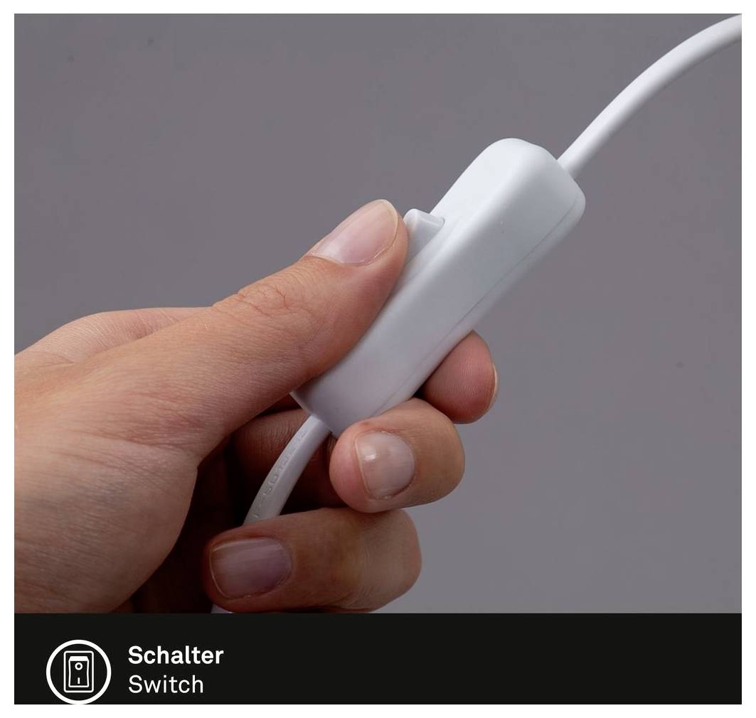 Nahaufnahme einer Hand, die einen Inline-Schalter eines Stromkabels drückt, mit den Beschriftungen "Schalter" und "Switch".
