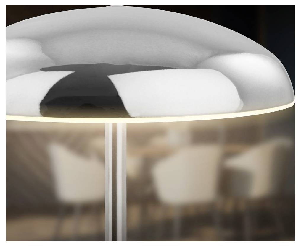 Moderne pilzförmige Tischleuchte aus Chrom mit einem leuchtenden horizontalen Lichtband und unscharfen Möbeln im Hintergrund.