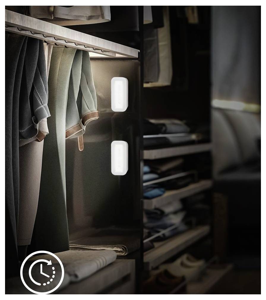 Eingebauter Kleiderschrank-Organizer mit hängender Kleidung, Regalen und zwei beleuchteten Griffen; ein Timer-Symbol erscheint unten links.