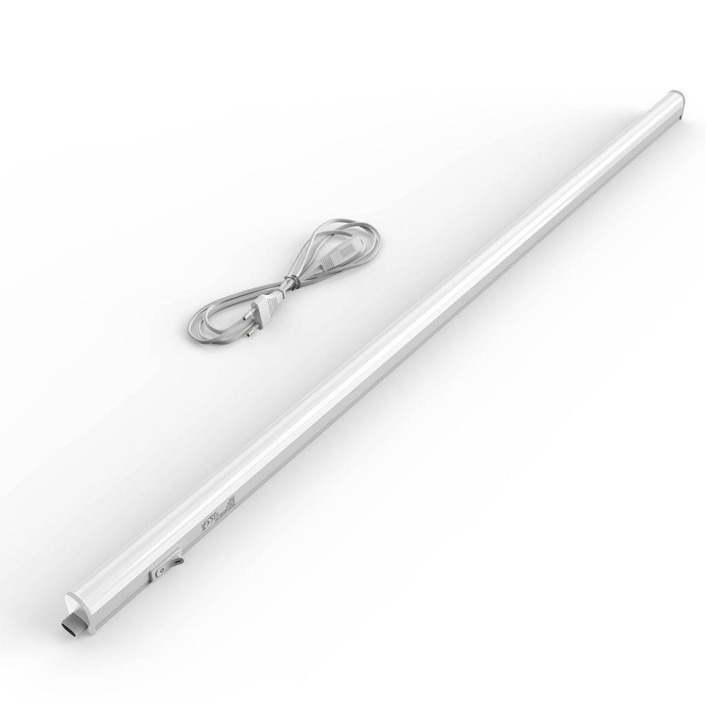 Weiße LED-Röhrenleuchte mit einem Stromkabel auf einfachem Hintergrund