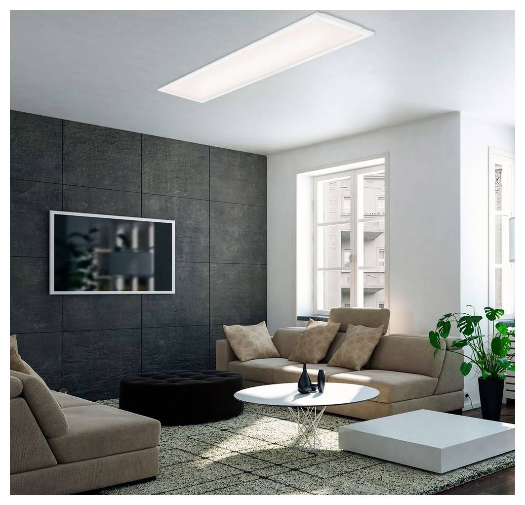 Modernes Wohnzimmer mit beigen Sofas, rundem weißem Couchtisch, dunkler Akzentwand mit Wandkunst, großem Fenster und Topfpflanze.