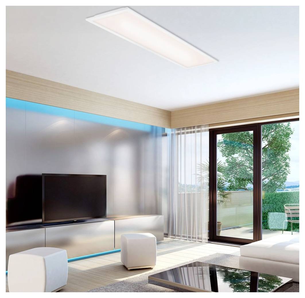 Modernes Wohnzimmer mit Flachbildfernseher, weißer Sitzmöblierung, großer Schiebetür aus Glas und hellem Tageslicht, das sich zu einer Terrasse und Bäumen öffnet.