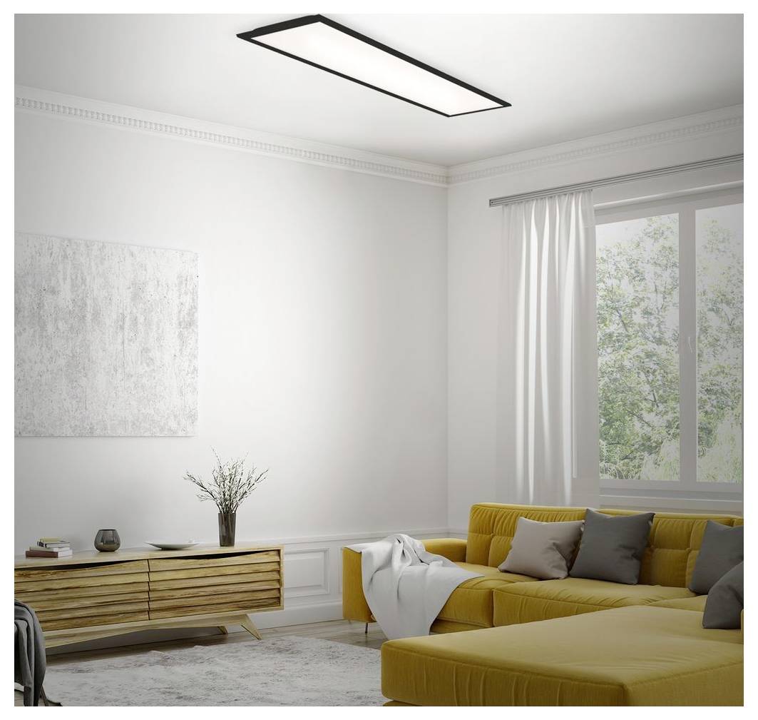 Modernes Wohnzimmer mit Senf-gelbem Sofa, Holzkonsole, abstrakter Wandkunst, großem Fenster mit Vorhängen und Deckenleuchte.