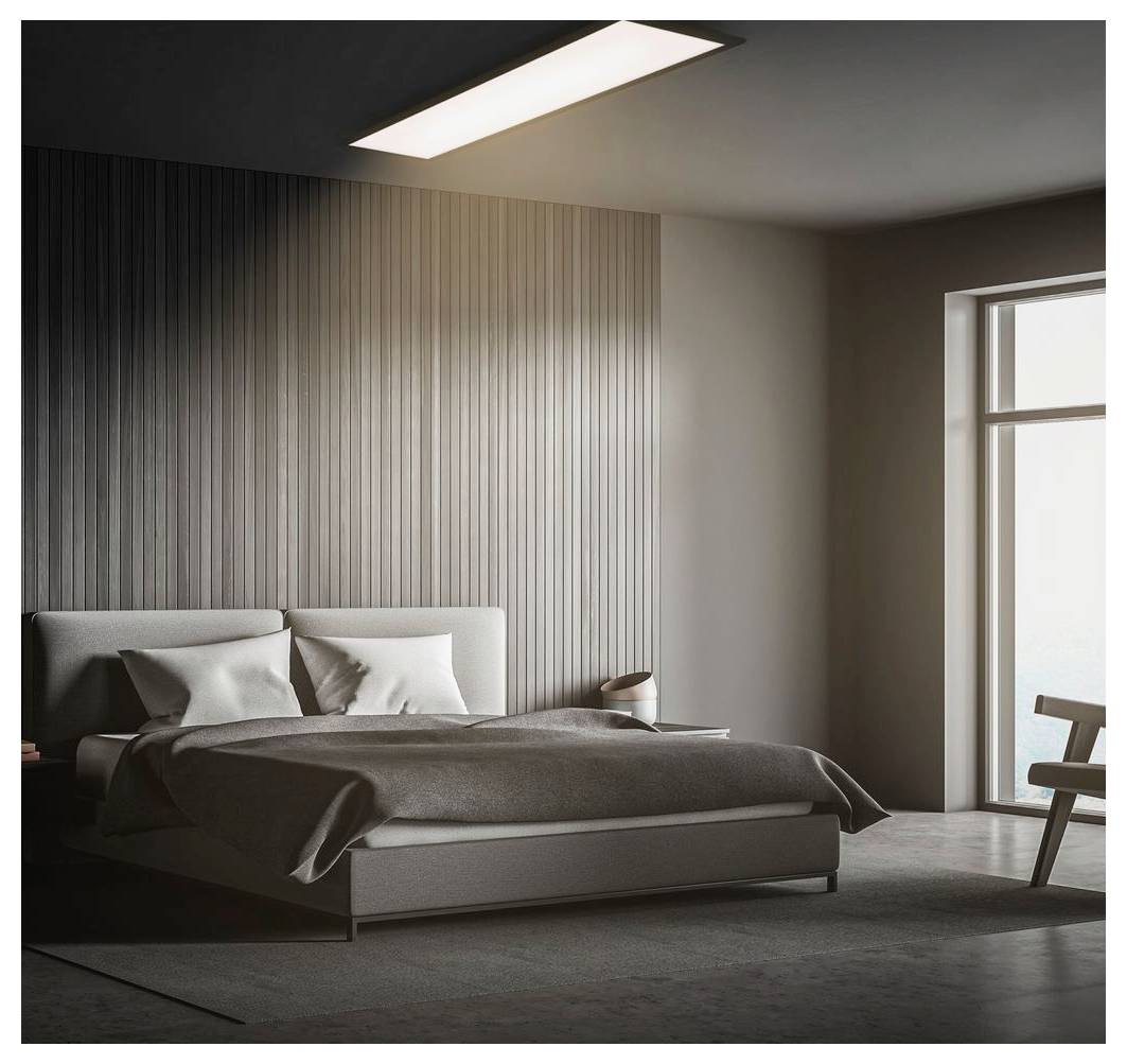 Minimalistisches Schlafzimmer mit niedrigem grauem Bett, gestreifter Holzakzentwand, Dachfenster und hellem Fenster neben einem einfachen Stuhl.