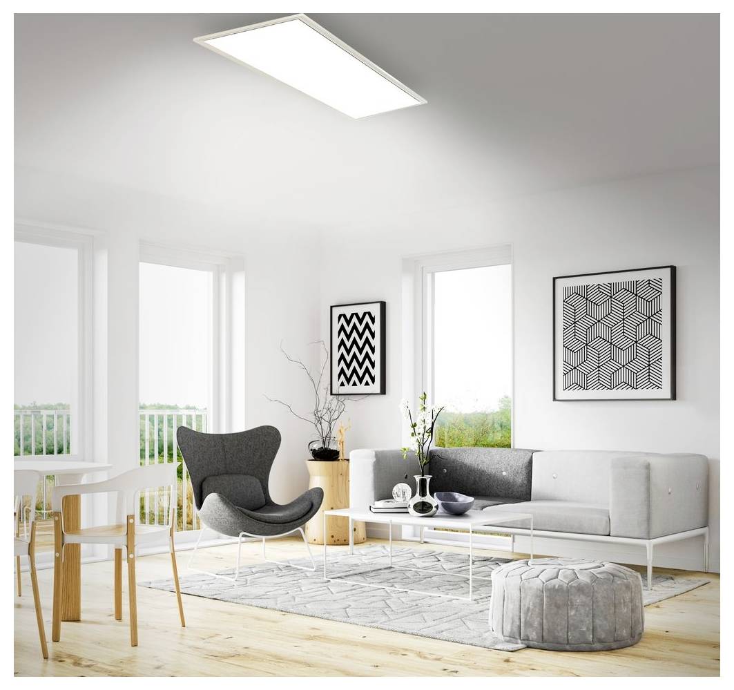 Helles modernes Wohnzimmer mit grauem Sofa, Loungesessel, Couchtisch, Essecke, geometrischer Wandkunst und von Oberlichtern erhelltem weißem Interieur.