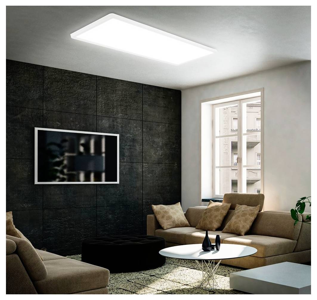 Modernes Wohnzimmer mit beigen Sofas, weißem Couchtisch, an der Wand montiertem Fernseher, großem Fenster und heller Deckenleuchte.